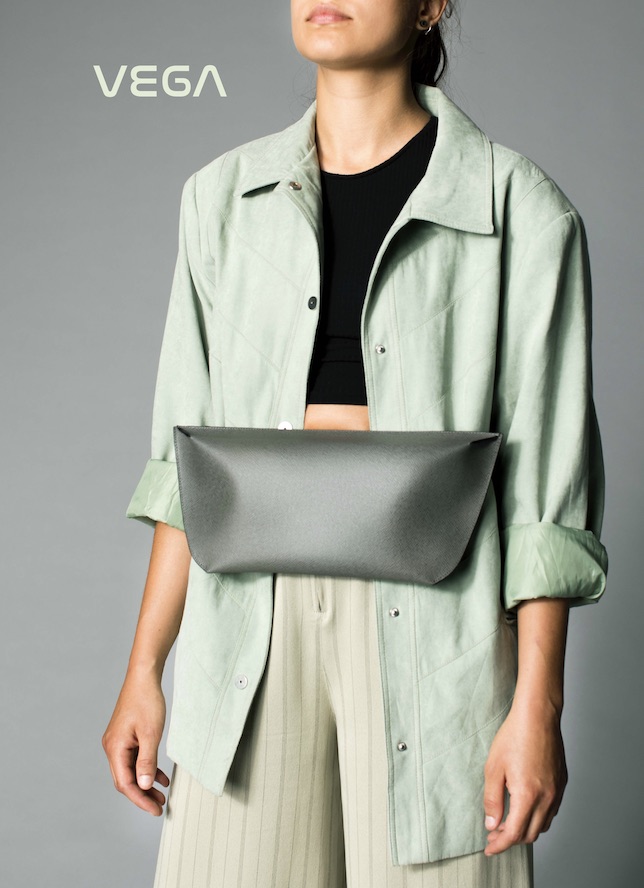 Ansicht eines weiblichen Fotomodells mit einer grauen Crossover-Bag